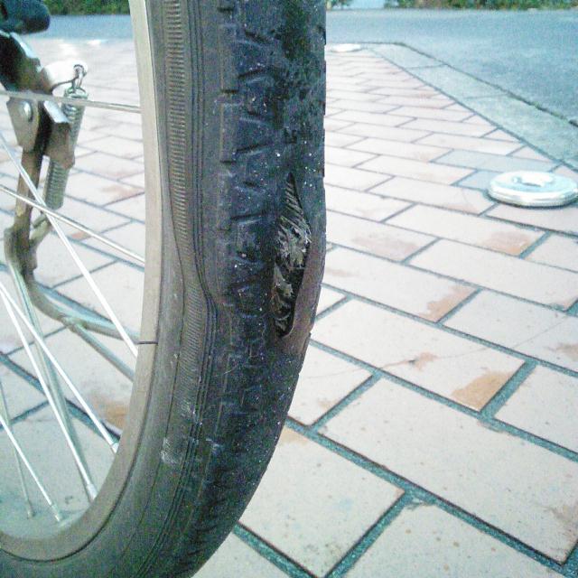 自転車のタイヤ たんこぶ できたら即修理 パンクは秒読みです